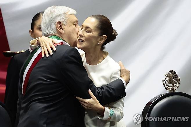 안드레스 마누엘 로페스 오브라도르 전 대통령과 포옹하는 클라우디아 셰인바움 대통령 [EPA 연합뉴스 자료사진]