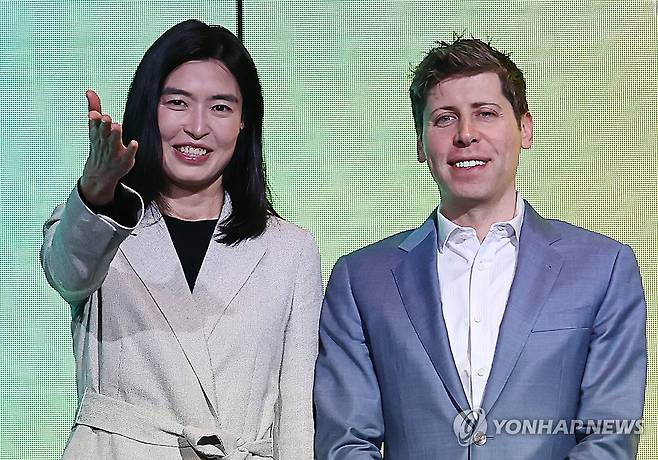 ‘오픈AI-카카오’ (서울=연합뉴스) 윤동진 기자 = 정신아 카카오 대표가 4일 오전 서울 중구 더 플라자 호텔 서울에서 열린 기자간담회에서 샘 올트먼 오픈AI CEO와 기념촬영하고 있다. 2025.2.4 mon@yna.co.kr