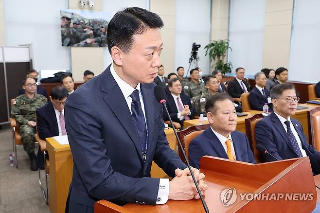 '비화폰 관리' 추궁 당하는 김대경 경호처 지원본부장 (서울=연합뉴스) 김주성 기자 = 김대경 대통령 경호처 지원본부장이 4일 국회에서 열린 '윤석열 정부의 비상계엄 선포를 통한 내란 혐의 진상규명 국정조사 특별위원회' 청문회에서 비화폰 관리와 관련한 더불어민주당 윤건영 의원의 추궁을 받고 있다. 2025.2.4 utzza@yna.co.kr