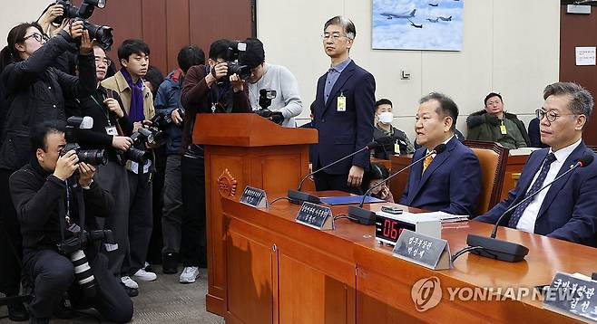 답변 거부하는 이상민 전 행안부 장관 (서울=연합뉴스) 김주형 기자 = 이상민 전 행정안전부 장관(오른쪽 두번째)이 4일 서울 여의도 국회에서 열린 '윤석열 정부의 비상계엄 선포를 통한 내란 혐의 진상규명 국정조사 특별위원회' 청문회에서 답변을 거부한다고 말하고 있다. 2025.2.4 kjhpress@yna.co.kr