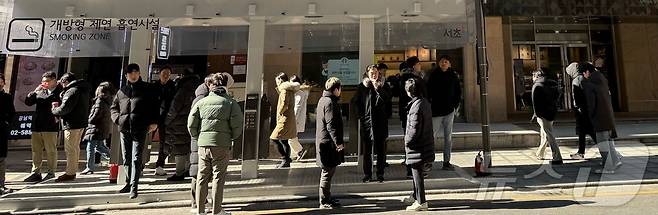 4일 시민들이 서울 서초구에 설치한 개방형 제연흡연시설을 이용하고 있다. 25.02.04/뉴스1 ⓒ News1 이비슬 기자