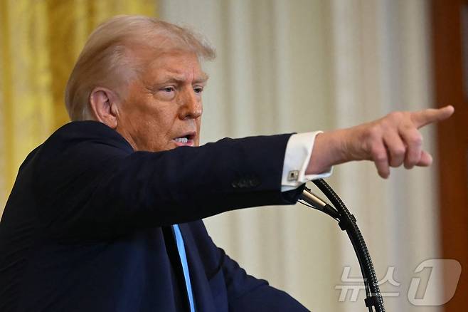 도널드 트럼프 미국 대통령이 4일(현지시간) 워싱턴 백악관에서 베냐민 네타냐후 이스라엘 총리와 회담을 마친 뒤 기자회견서 “가자지구의 팔레스타인 주민을 다른 지역으로 이주시켜야 한다”고 밝히고 있다. 2025.02.05 ⓒ AFP=뉴스1 ⓒ News1 우동명 기자