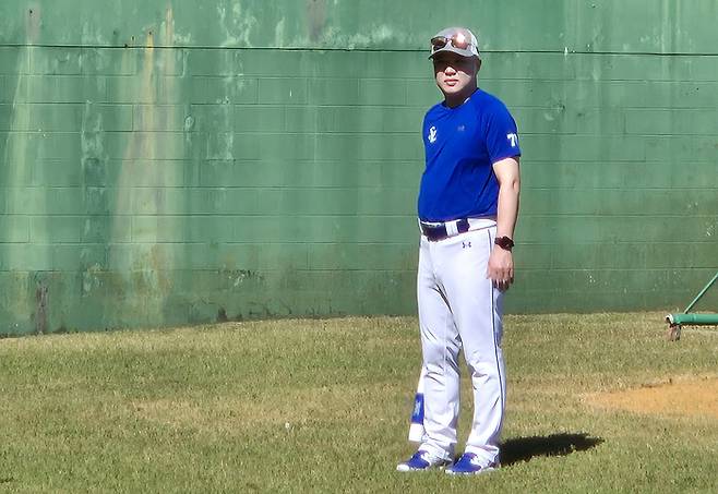 삼성 박진만 감독이 2025 괌 스프링캠프에서 선수단 훈련을 지켜보고 있다. 사진 | 삼성 라이온즈