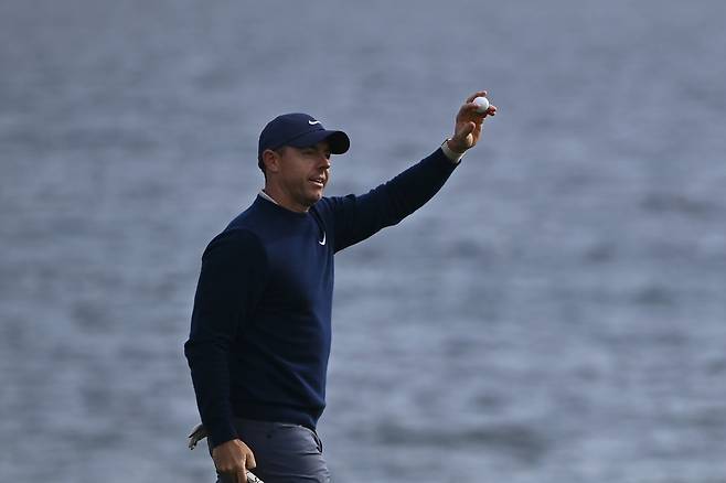 Rory McIlroy, of Northern Ireland, reacts after putting on the 18th hole at Pebble Beach Golf Links during the final round to win the AT&T Pebble Beach Pro-Am golf tournament, Sunday, Feb. 2, 2025, in Pebble Beach, Calif. (AP Photo/Nic Coury)







<저작권자(c) 연합뉴스, 무단 전재-재배포, AI 학습 및 활용 금지>
