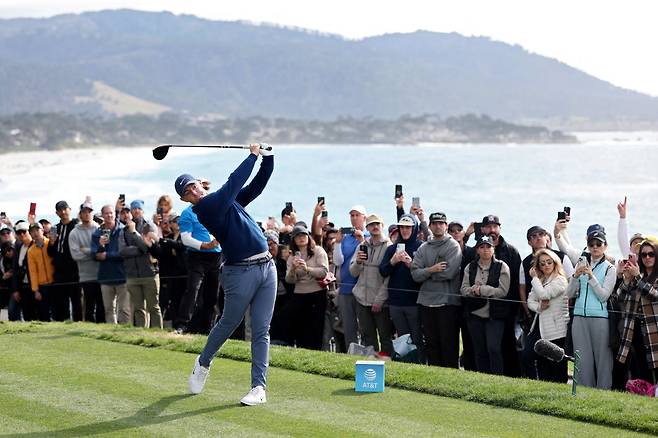 PEBBLE BEACH, CALIFORNIA - FEBRUARY 02: Rory McIlroy of Northern Ireland plays his shot from the 14th tee during the final round of the AT&T Pebble Beach Pro-Am 2025 at Pebble Beach Golf Links on February 02, 2025 in Pebble Beach, California.   Ezra Shaw/Getty Images/AFP (Photo by EZRA SHAW / GETTY IMAGES NORTH AMERICA / Getty Images via AFP)







<저작권자(c) 연합뉴스, 무단 전재-재배포, AI 학습 및 활용 금지>