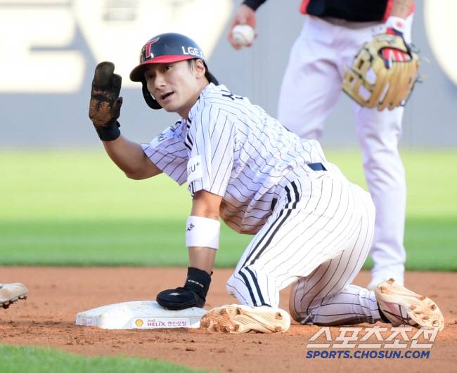 1일 서울 잠실구장에서 열린 KIA와 LG의 경기. 3회말 무사 1루 홍창기 타석. 신민재가 2루 도루를 성공하고 있다. 잠실=정재근 기자 cjg@sportschosun.com/2023.7.1/