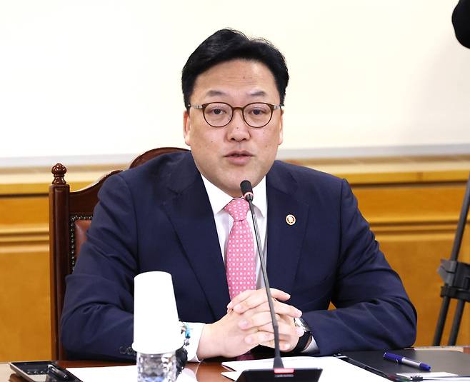 향후 부동산 시장은 정부의 주택담보대출 정책 방향에 따라 크게 좌우될 전망이다. 대출 정책 책임자인 김병완 금융위원장이 2024년 12월 23일 은행권 소상공인 금융지원 간담회에서 발언을 하고 있다./뉴스1