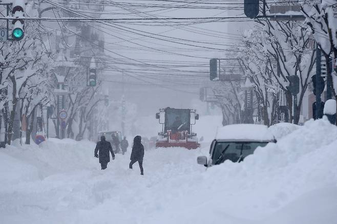 4일 기록적인 폭설이 내린 일본 홋카이도 오비히로시 도심 도로가 눈에 파묻혀 있다./JIJI/AFP 연합뉴스