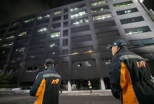2025년 1월 3일 경기도 야탑역 인근의 한 건물에서 화재가 발생하면서 건물이 검게 그을린 모습이다. 한때 소방 대응 2단계까지 발령됐지만 건물 내 사람들이 모두 대피하면서 크게 다친 사람은 없는 것으로 전해졌다. / 장련성 기자