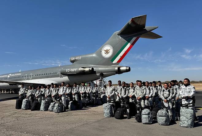 미국으로 향하는 불법 이민자들과 마약 유통을 단속하기 위해 국경 지역에 배치될 멕시코의 방위군 병사들이 소노라 주의 주도인 에르모시요에 도착하고 있다. 이는 트럼프 미국 대통령과 셰인바움 멕시코 대통령 간의 합의에 따른 것이다./EPA 연합뉴스