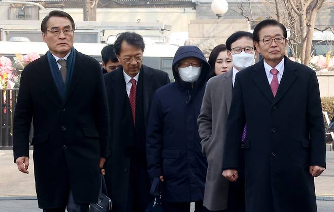 윤석열 대통령의 법률대리인단인 배보윤, 차기환, 조대현, 김계리, 배진한, 정상명 변호사가 지난 21일 오후 서울 종로구 헌법재판소 심판정에서 열린 윤석열 대통령 탄핵 심판 3차 변론기일에 참석하고 있다. /연합뉴스