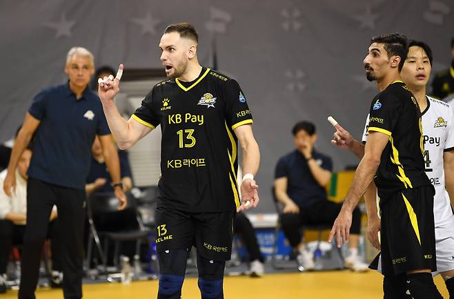 5일 의정부 경민대학교 체육관에서 열린 V리그 남자부 KB손해보험과 현대캐피탈의 경기. 승리한 KB손해보험 선수들이 기뻐하고 있다. /스포츠조선 박재만 기자