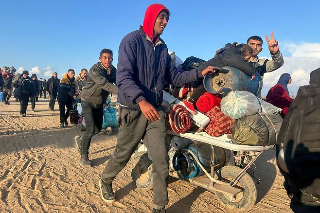 이스라엘과 팔레스타인 가자지구의 이슬람 무장단체 하마스가 휴전 협정을 체결한 후인 지난 17일 피란 갔던 가자지구 주민들이 집으로 돌아가는 모습. /타스 연합뉴스