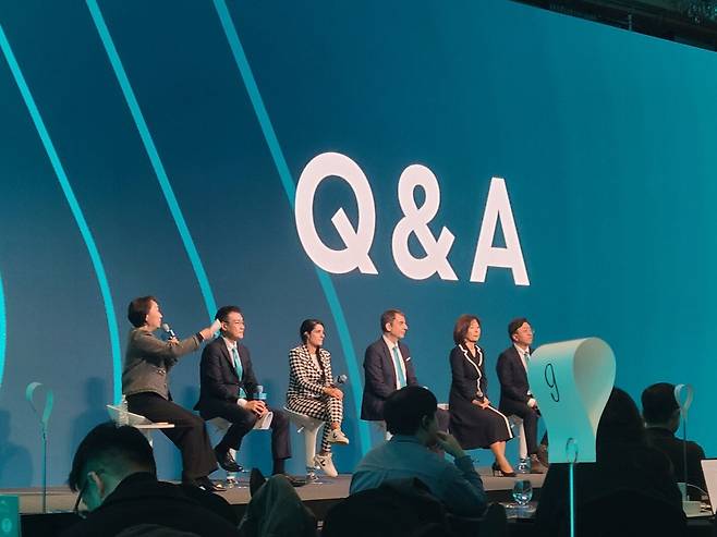 한국필립모리스 대표이사 및 임원진이 5일 서울 소공동 롯데호텔에서 신제품 출시 기념 간담회를 진행하고 있다. /최효정 기자