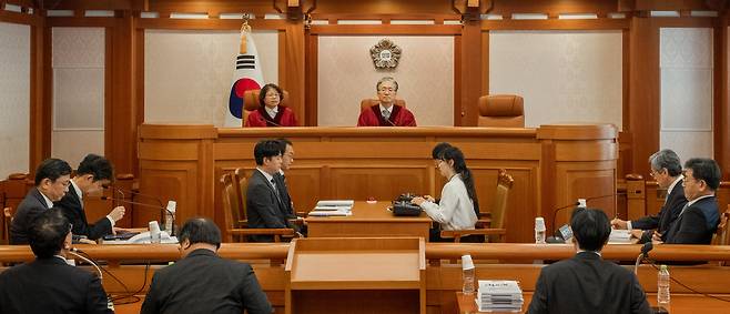 5일 서울 종로구 헌법재판소에서 열린 한덕수 국무총리 탄핵심판 두 번째 변론준비기일에서 김복형 헌법재판관(왼쪽)과 김형두 헌법재판관이 착석해 있다. (공동취재)/뉴스1