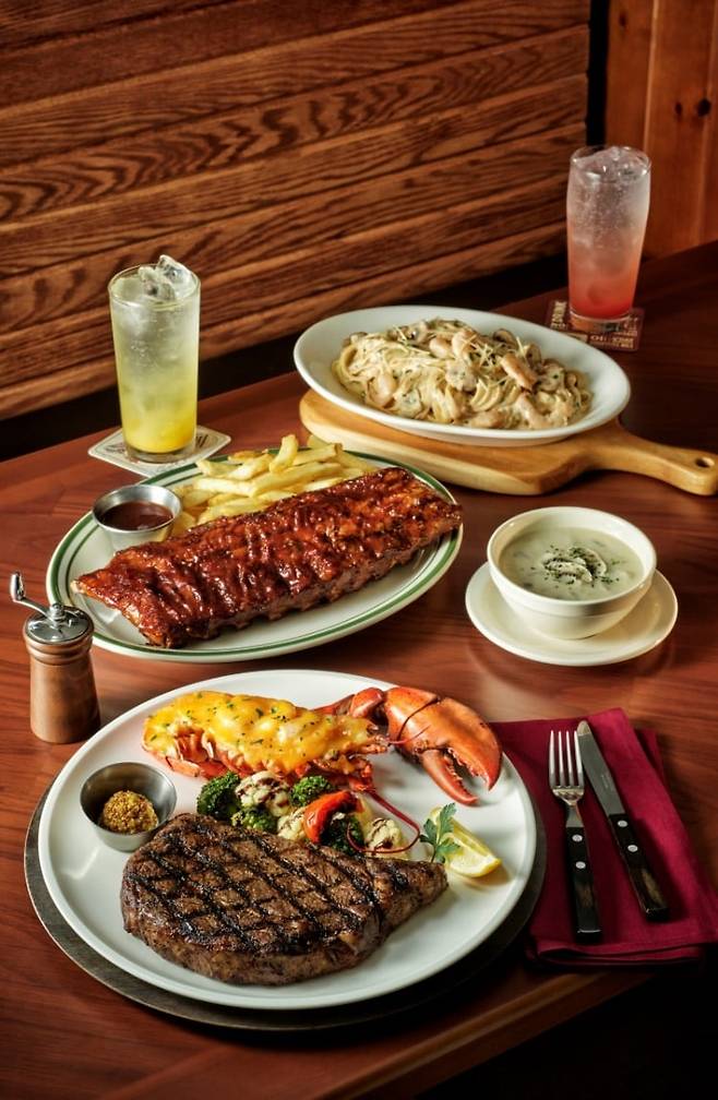 (하단부터 순서대로) 블랙라벨 스테이크, 베이비 백 립, 투움바 파스타./아웃백 스테이크하우스 제공