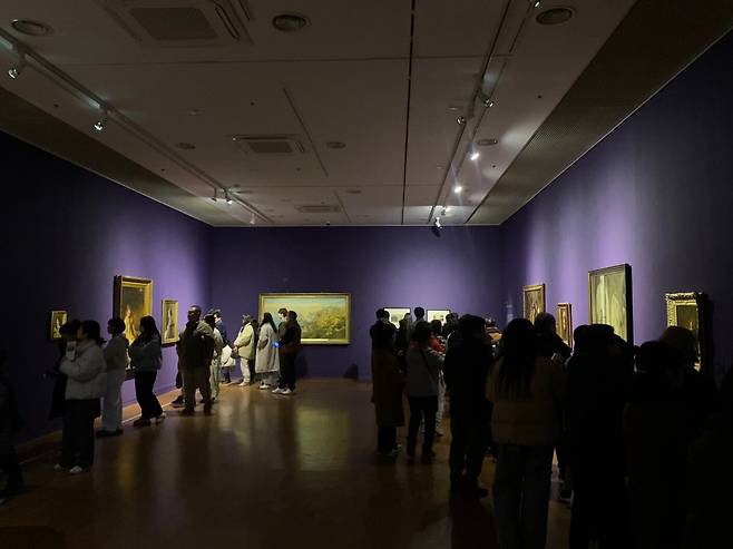 제주특별자치도 제주도립미술관은 제4회 제주비엔날레 협력 전시인 ‘모네에서 앤디 워홀까지: 서양미술 400년, 명화로 읽다’가 지난 1일 일일 관람객 1363명의 기록을 달성하면서 누적 관람객 3만 명을 돌파했다고 밝혔다./제주도립미술관