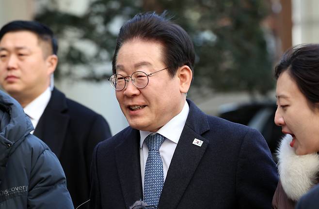 더불어민주당 이재명 대표가 5일 서울 서초구 서울고등법원에서 열린 공직선거법 위반 사건 항소심 2심 공판에 출석하고 있다. 한편 이 대표 측은 지난 4일 선거법 위반 사건을 심리하는 서울고법 형사6-2부(부장판사 최은정 이예슬 정재오)에 당선 목적의 허위사실 공표죄 처벌을 규정한 공직선거법 250조 1항과 관련해 위헌을 주장하며 위헌심판 제청 신청서를 냈다./뉴스1