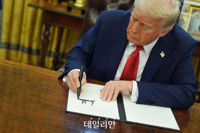 도널드 트럼프 미국 대통령이 3일(현지 시간) 백악관 집무실에서 행정 명령에 서명하고 있다. 트럼프 대통령은 국부 펀드 설립과 심장병 치료 관련 등 여러 건의 행정 명령에 서명했다.ⓒ뉴시스