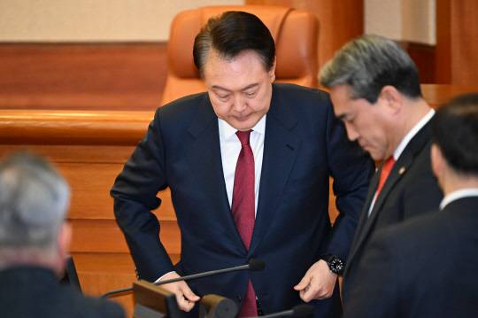 지난 2월4일 12·3 비상계엄 사태 계기 대통령 탄핵심판 제5차 변론이 열린 서울 종로구 헌법재판소 대심판정에 윤석열 대통령이 입장하고 있다.<사진공동취재단·연합뉴스>