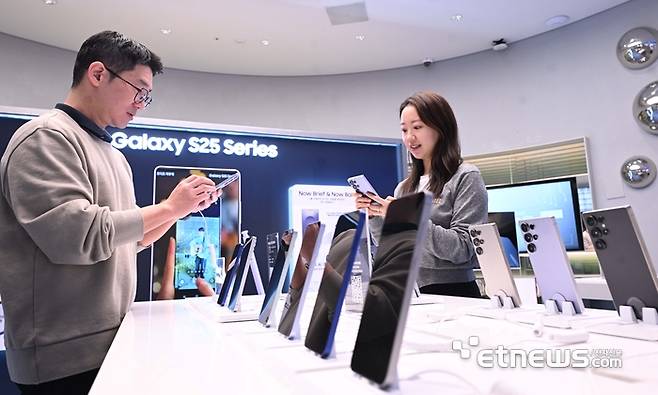 고객들이 갤럭시S25 시리즈를 체험하고 있다.