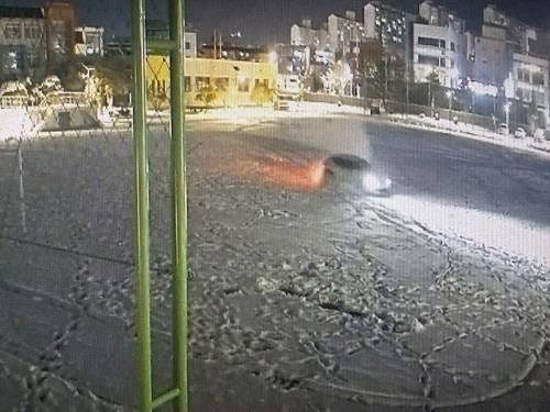 운동장에 들어온 차량[충주중학교 CCTV 갈무리]  "죄송"…15억 쏟아부은 학교 운동장서 드리프트한 20대 운전자