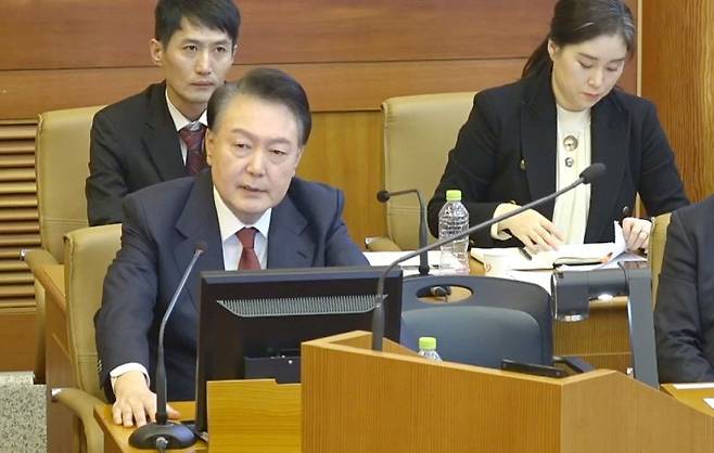 윤석열 대통령이 4일 서울 종로구 헌법재판소에서 열린 탄핵심판 5차 변론에 피청구인으로 출석해 발언하고 있다. 헌법재판소 제공 /사진=뉴스1