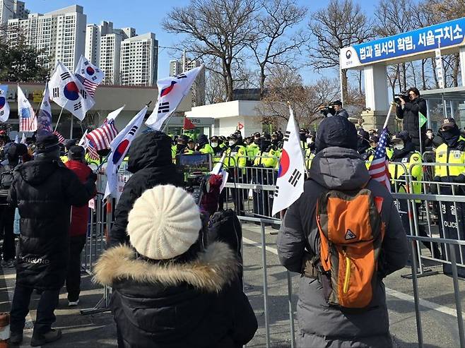 5일 오후 신자유연대 등 보수단체는 경기 의왕 서울구치소 정문 앞 인도에서 탄핵 반대 집회를 열었다. /사진=서지윤 기자