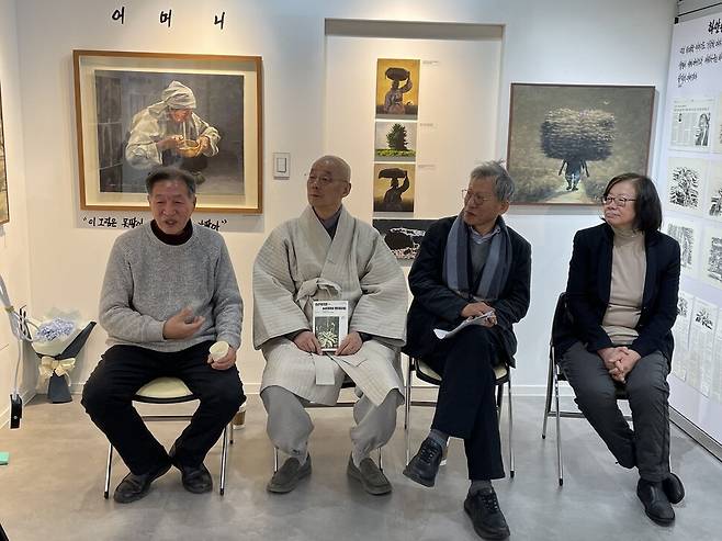 5일 오전 서울 대학로 ‘백기완 마당집’ 2층 전시실에서 열린 ‘신학철, 백기완을 부르다’ 전시 개막 기자간담회에서 신학철 화백(맨 왼쪽)이 작품들에 관해 설명하고 있다. 신 화백 오른쪽으로는 차례대로 명진스님과 유홍준 명지대 석좌교수, 백기완 선생의 맏딸인 백원담 성공회대 교수. 최재봉 기자