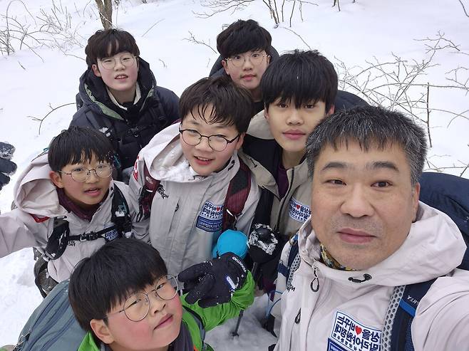 지난 2월1일 강원도 태백산에서 진행한 한국선천성심장병환우회의 ‘달라요, 다르지 않아요!’ 선천성심장병 인식 개선 산행에 참여한 환우회 회원들. 괄호 안은 아이들의 연령과 병명. 맨 뒷줄 왼쪽부터 김승현(14살, 단심실), 조병준(13살, 대혈관전위), 가운데 줄 왼쪽부터 강찬율(14살, 양대혈관우심실기시), 문준호(15살, 대동맥축착), 함우진(14살, 단심실), 맨 앞줄 왼쪽부터 김유건(11살, 단심실), 안상호 한국선천성심장병환우회 대표. 한국선천성심장병환우회 제공