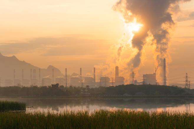 석탄화력발전소에서 온실가스가 나오고 있다. 게티이미지뱅크