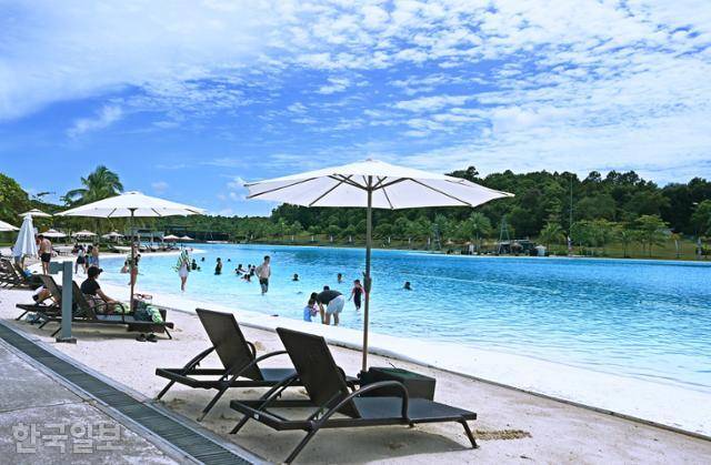 아시아 최대 인공 물놀이장이라 자랑하는 빈탄 트레저베이. 수영장 길이만 1.6km에 달한다.