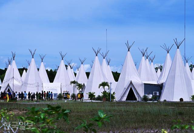 빈탄 섬 트레저베이의 이색 글램핑 숙소.