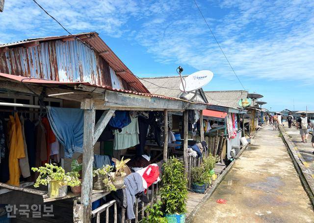 빈탄 동해안 선창을 따라 자리 잡은 수상가옥. 집집마다 접시안테나가 달려 있다.