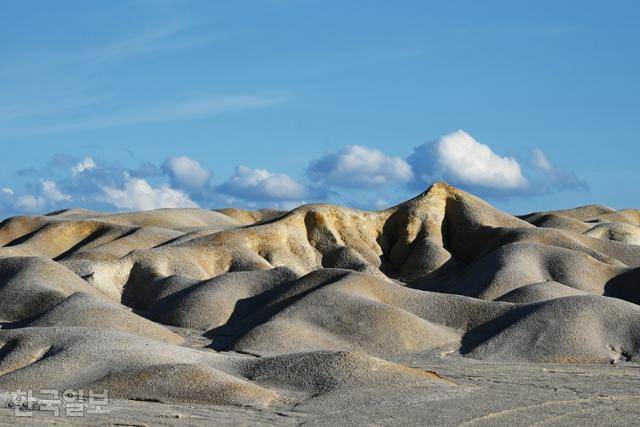빈탄 소금사막은 독특한 지형으로 관광객을 불러모으고 있다.