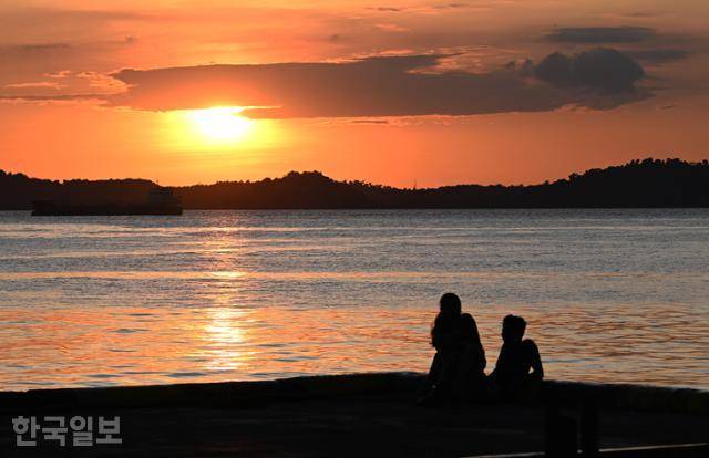 빈탄 항구 도시 탄중우반 바다가 붉은 노을에 물들어 있다.