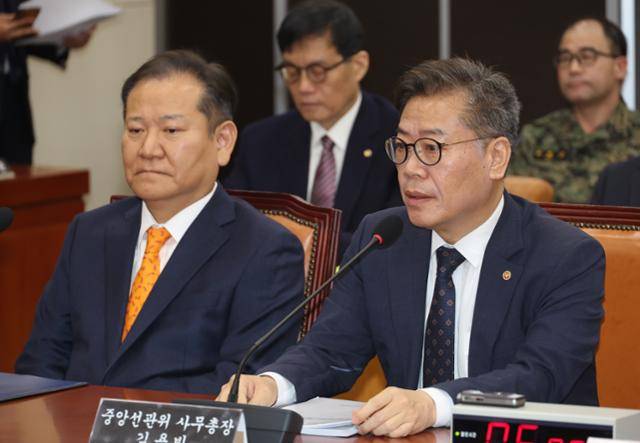 김용빈 중앙선거관리위원회 사무총장이 4일 서울 여의도 국회에서 열린 윤석열 정부의 비상계엄 선포를 통한 내란혐의 진상규명 국정조사특별위원회의 2차 청문회에서 의원 질의에 답하고 있다. 뉴시스