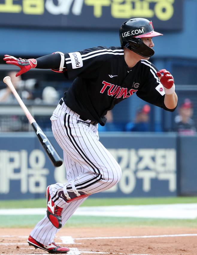 2023 KBO 프로야구 두산베어스와 LG트윈스의 경기가 30일 오후 서울 잠실야구장에서 열렸다. 2회초 2사 2루 홍창기가 1타점 적시타를 치고 있다. 잠실=김민규 기자 mgkim1@edaily.co.kr /2023.07.30/