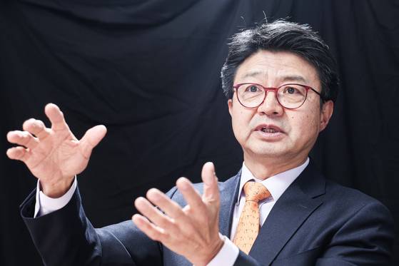 2022년 문을 연 서울대 국가미래전략원은 대학본부 직할로 서울대 석학 수십명이 참여하는 핵심 싱크탱크다. 3대 원장에 취임한 강원택 교수는 “수명 다한 87년 헌법을 지금 개헌하지 않으면 나라의 생사가 위태로운 절체 절명 위기” 라고 강조했다. 김경록 기자