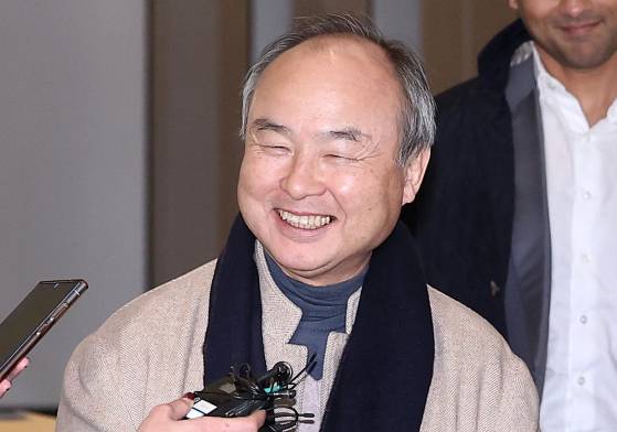 손정의 소프트뱅크그룹 회장이 4일 서울 서초구 삼성전자 사옥에서 이재용 삼성전자 회장과 샘 올트먼 오픈AI 최고경영자(CEO)와의 회동을 마친 후 취재진의 질문에 답하고 있다. 뉴스1