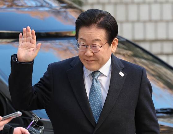 이재명 더불어민주당 대표가 4일 서초구 서울중앙지법에서 열린 '대장동·위례·성남FC·백현동 의혹' 관련 특정범죄가중처벌등에관한법률위반(뇌물) 혐의 공판에 출석하고 있다. 뉴스1