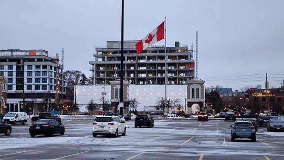 캐나다에 대한 25% 관세 부과를 하루 앞뒀던 3일(현지시간), 캐나다 온타리오주 토론토에는 여기저기 캐나다 국기를 내세운 '애국심 마케팅'을 내세운 업체가 적지 눈에 띄었다. 캐나다 토종 브랜드 상당수는 ″100% 캐나다산″이란 점을 강조하는 홍보물을 걸었다. 토론토=강태화 특파원