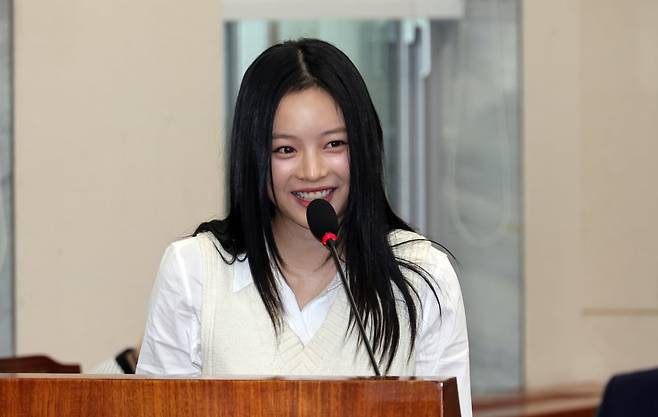 뉴진스 멤버 하니 팜씨가 지난해 10월 15일 오후 국회 환노위 국정감사에 출석해 의원 질의에 답하고 있다. /사진=강은구 기자