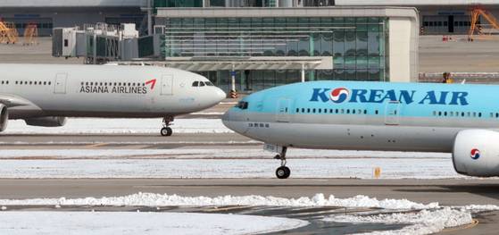 Korean Air and Asiana Airlines' planes are stationed at Incheon International Airport. [YONHAP]
