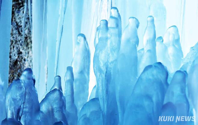 다양한 형태의 군상이 서 있는 모습처럼 보인다.