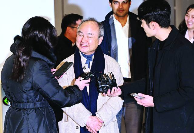 손정의 소프트뱅크그룹 회장이 4일 서울 서초구 삼성전자 사옥에서 이재용 삼성전자 회장과 샘 올트먼 오픈AI 최고경영자(CEO)와의 3자 회동이 끝난 뒤 취재진의 질문에 답하고 있다. 권현구 기자