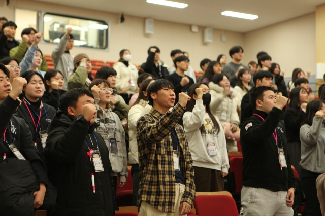 한국대학생선교회(CCC) NK사역부가 주최한 통일순장캠프 참가자들이 ４일 경기도 연천군 한반도통일미래센터에서 주먹을 쥐고 구호를 외치고 있다. CCC 제공