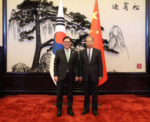 우원식 국회의장이 5일 중국 베이징 인민대회당에서 자오러지 중국 전국인민대표대회 상무위원장을 만나 기념사진을 찍고 있다. 국회의장실 제공