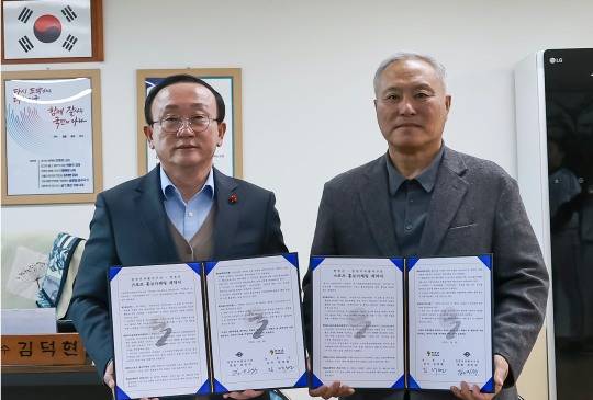 사진=독립야구단 연천 미라클은 2025년 지원 협약후 김덕현 연천군수와 김인식 감독 등이 함께 사진 촬영 했다.