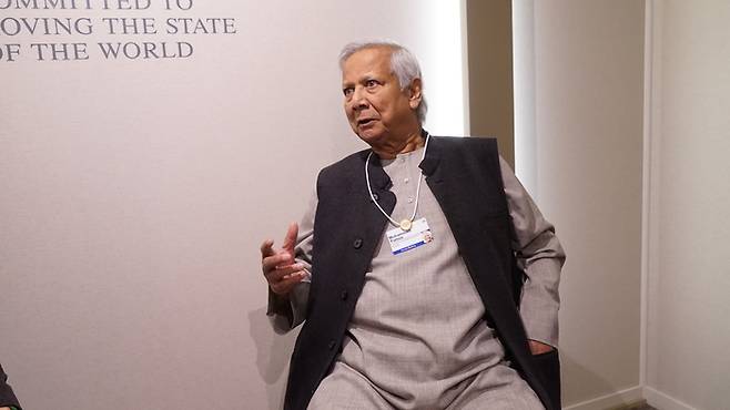 무함마드 유누스 방글라데시 과도정부 최고고문이 손현덕 매일경제신문 대표와 세계경제포럼이 열린 스위스 다보스 콩그레스센터에서 대담을 나누고 있다. 배병민 MBN 기자